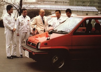 Soichiro Honda im Kreise der Entwickler des City - (c) Honda, Japan